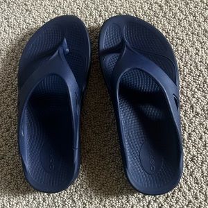 Oofos Navy Flipflops W8/M6